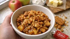 Crumble pommes–spéculoos Lotus : des pommes fondantes sous une croûte bien croustillante