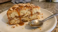 Gâteau aux pommes extra-moelleux à l’amande, marbré au caramel à la fleur de sel