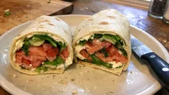 Wraps au saumon fumé et crudités : frais, prêts en 10 minutes, sans cuisson