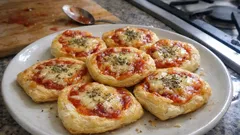 Mini pizzas en pâte feuilletée : croustillantes, prêtes en 10 minutes et parfaites à l’apéro