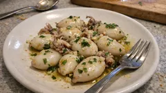 Petites seiches sautées à l’ail et au persil : la cuisson express qui les garde tendres