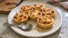 Mini quiches lardons-emmental : la recette simple pour un apéritif qui plaît à tous