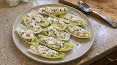 Feuilles d’endives farcies au jambon et fromage blanc : un apéro minute sans cuisson