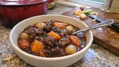 Bœuf bourguignon en cocotte au four : viande fondante et touche de citrouille