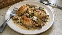 Pintade aux cèpes et à la crème : une sauce au vin blanc qui change tout