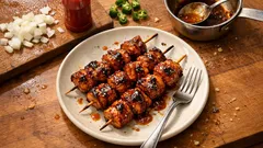 Sauce barbecue sucrée-salée au ketchup : le glaçage express pour brochettes de poulet