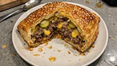 Tourte hamburger au feuilletage croustillant : la version à partager du cheeseburger