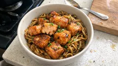 Saumon sauté au wok et nouilles chinoises : le dîner prêt en quelques minutes