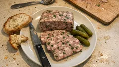 Pâté à l’ail maison : la terrine de porc simple à préparer, parfaite bien froide
