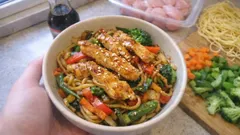 Nouilles sautées au poulet express : sauce soja brillante en 15 minutes