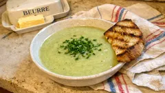 Velouté de tomates vertes à l’oignon : une soupe douce pour utiliser les tomates pas mûres