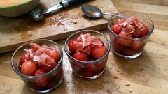 Billes de melon au porto et jambon de Parme : l’entrée fraîche qui se prépare en 10 minutes