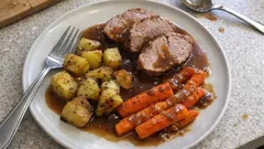 Filet mignon au four, pommes de terre et carottes : un plat familial qui réconforte