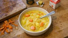 Velouté de courge spaghetti, carottes et curry : doux, parfumé et très simple