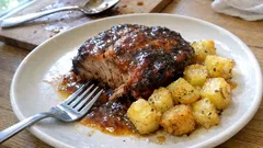 Rouelle de porc caramélisée au miel : cuisson lente au four, viande fondante