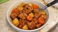 Cubes de porc à la mijoteuse : sauce tomate et jus de pomme, ultra fondant