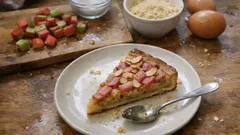 Tarte à la rhubarbe et poudre d’amande : la méthode pour un fond bien croustillant