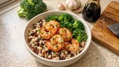 Riz complet brocoli-crevettes : le plat sain et simple qui se fait à la poêle