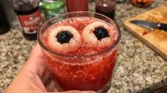 Cocktail “sanglant” sans alcool pour Halloween : orange sanguine, fruits rouges et yeux en litchi