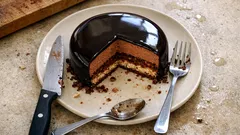 Royal chocolat (Trianon) maison : dacquoise noisette, praliné croustillant et glaçage miroir