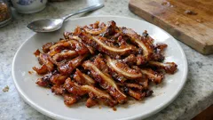 Oreille de cochon rôtie et laquée soja-miel : croustillante dehors, fondante dedans