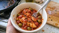 Filets de poulet sauce tomate aux olives vertes : un dîner simple et parfumé