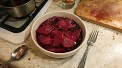 Betteraves crues au vinaigre : la conserve maison croquante qui relève tout