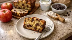 Gâteau au yaourt aux pommes et pépites de chocolat : moelleux, prêt en 10 minutes