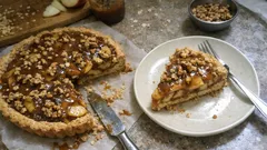 Tarte aux pommes, caramel au beurre salé et noix : simple, fondante et croustillante