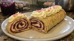 Bûche de crêpes framboise & chocolat blanc : le dessert de Noël qui change de la génoise