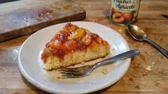 Gâteau renversé aux pêches et abricots caramélisés : moelleux, simple et rapide