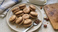Macarons à la ganache pralinée : des coques lisses et une garniture bien fondante
