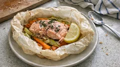 Saumon en papillote au four : moelleux garanti avec poireau et carottes