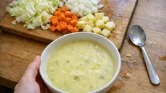 Potage au chou chinois : une soupe légère et veloutée, prête en 20 minutes