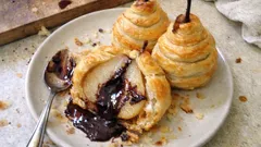 Poires feuilletées cœur chocolat : croustillantes dehors, fondantes dedans