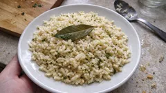 Riz pilaf au four au bouillon de poulet : des grains bien séparés, sans surveillance