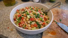 Salade de couscous aux pois chiches : fraîche, complète et parfaite à préparer à l’avance