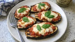 Aubergines grillées tomate-mozzarella au four : l’esprit bruschetta, sans pain