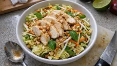 Salade asiatique au poulet ultra croquante : chou chinois, menthe et cacahuètes