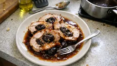 Rôti de porc aux pruneaux en cocotte : tendre, parfumé et très simple à faire