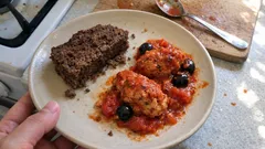 Gâteau de foies de volaille au bain-marie, servi avec quenelles sauce tomate