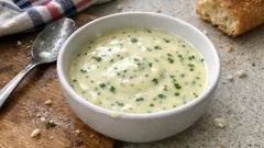 Sauce crème d’ail et persil : onctueuse, prête en quelques minutes