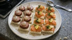 Canapés apéritifs sans cuisson : saumon fumé et saucisson à l’ail en 10 min