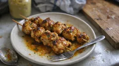 Brochettes de dinde marinée citron-paprika : moelleuses, cuisson minute à la poêle