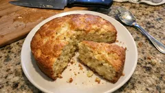 Gâteau au yaourt et aux pommes sans œufs : la recette au pot, moelleuse et facile