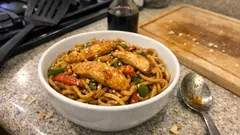 Nouilles sautées au poulet express : la sauce soja minute qui enrobe tout