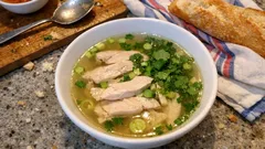 Soupe asiatique au poulet : bouillon au gingembre et nuoc-mâm, prête en 20 minutes