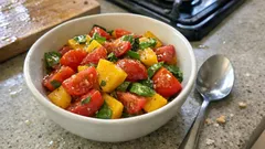 Salade tomates-mangue au basilic : la vinaigrette douce au miel qui change tout