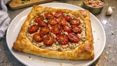 Tarte feuilletée thon, tomates cerises et fromage aux herbes : simple et toujours réussie