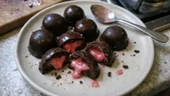 Chocolats maison fourrés à la ganache framboise : coques brillantes, cœur fondant